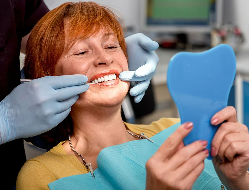 Paciente feliz con implantes dentales